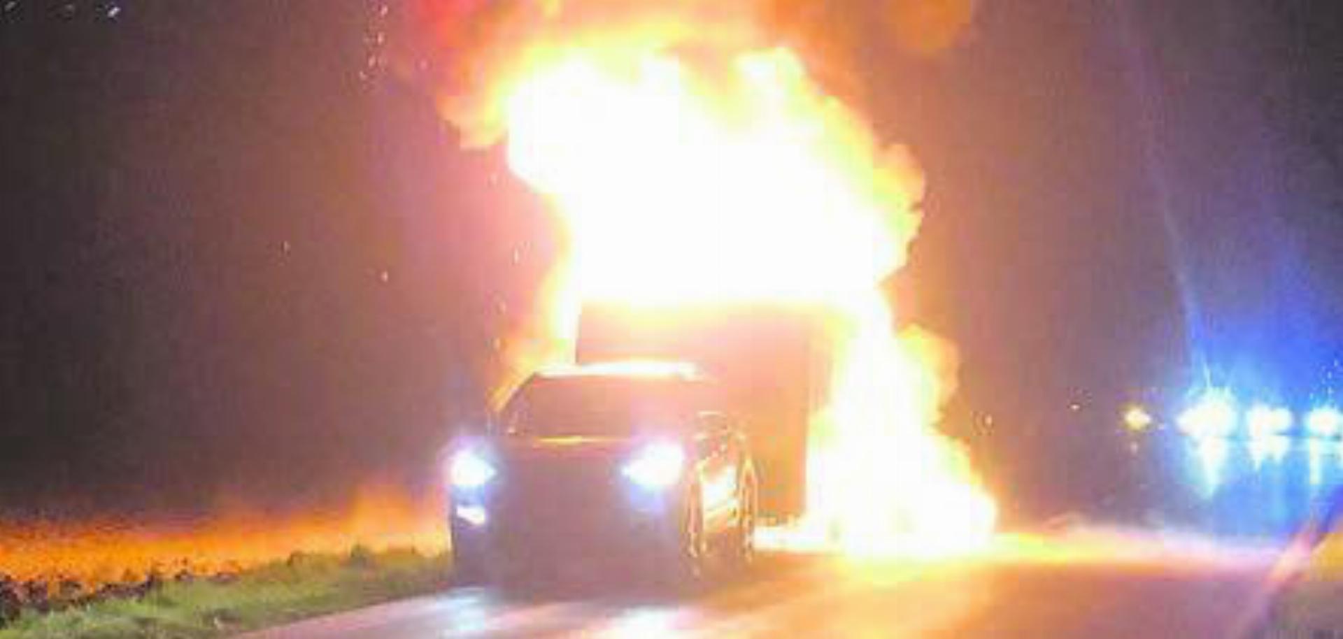 Der Wohnwagen geriet während der Fahrt plötzlich in Brand. Bild: pz