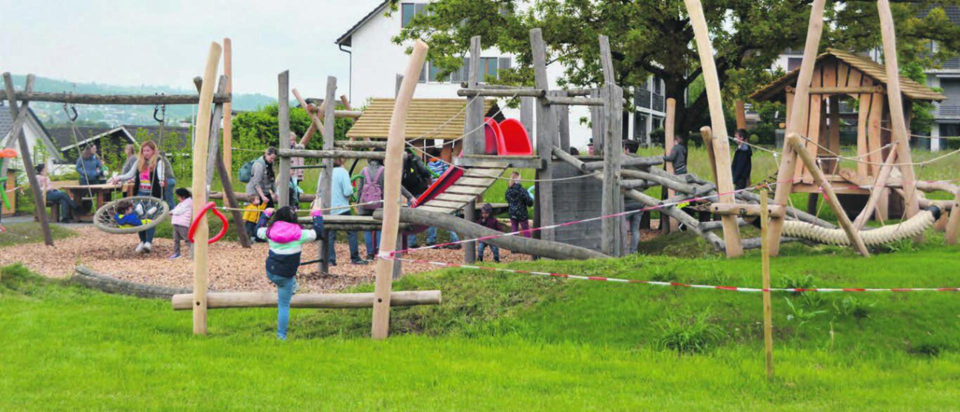 Die begeisterten Kinder stürmen den frisch eingeweihten Spielplatz. Bilder: Sabrina Salm