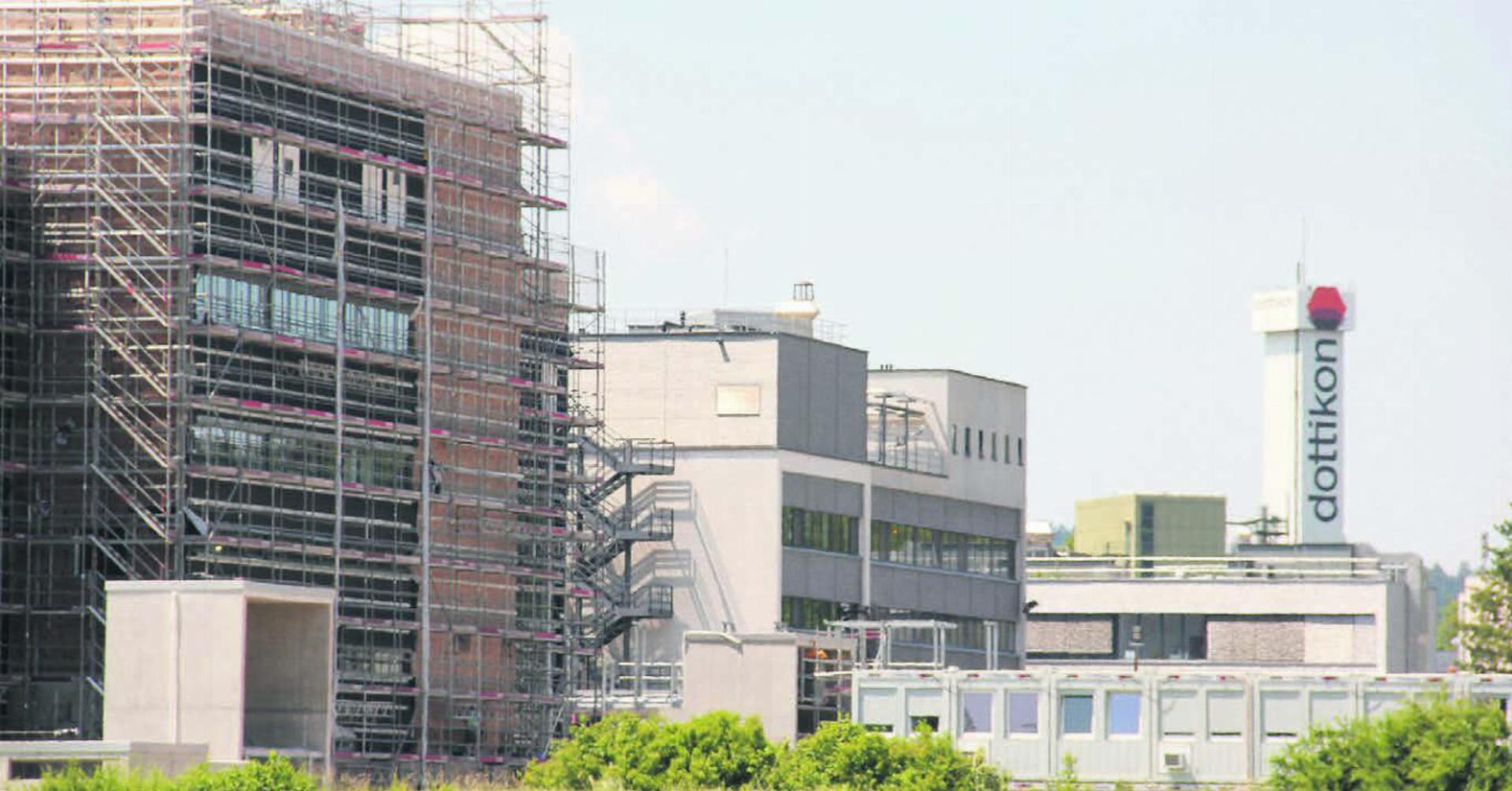 Der Hauptsitz und Produktionsstandort der Dottikon-ES-Gruppe: Hier wird dank neuen Anlagen für Forschung und Entwicklung sowie Produktion weiterhin ein starkes Wachstum erwartet. Bild: pd