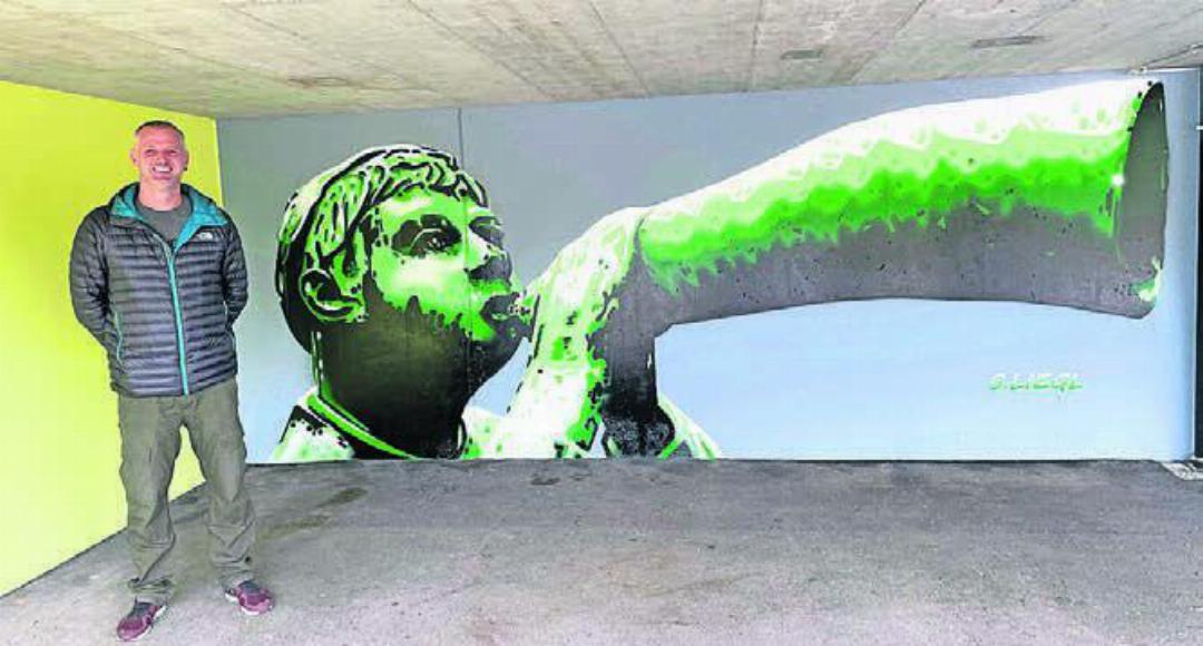 Die Obere Mühle wird immer bunter: Der bekannte Villmerger Graffiti-Künstler Silvan Liegl hat kürzlich den Güggibueb auf einer Mauer verewigt.