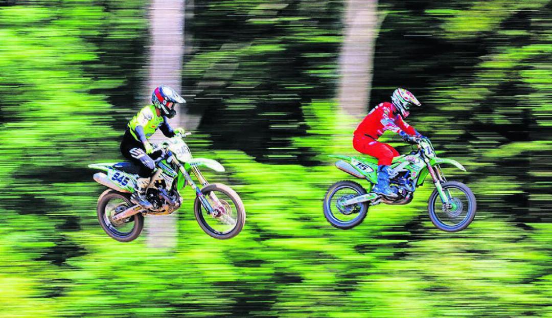 Den zahlreichen Besuchern am Murianer Motocross wurden viel Action und waghalsige Sprünge geboten. So wie in der Kategorie MX Open. Bilder: Simon Huwiler