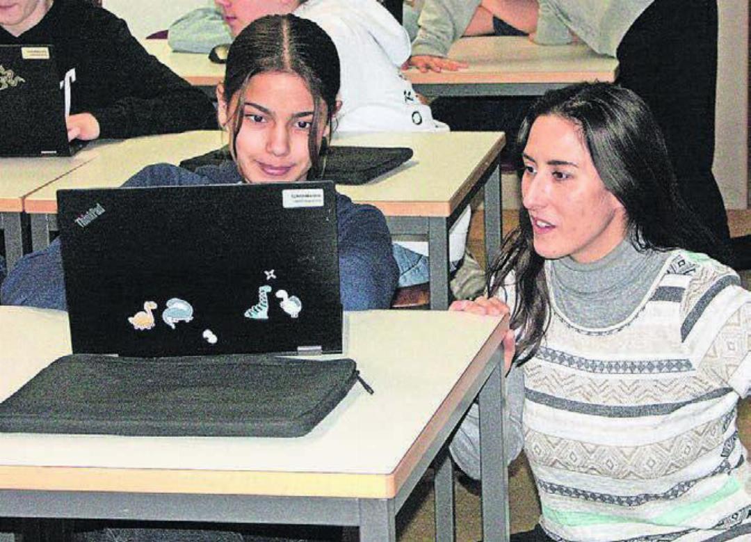 Yasemin Günay erklärt der Schülerin Irem Cömert, wie sie ihr Game verbessern kann.