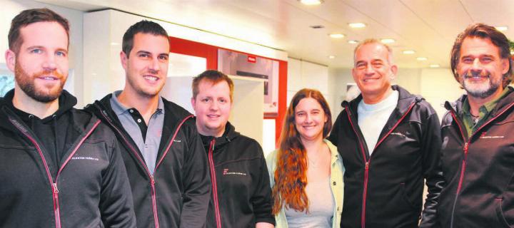 Die zukünftige Generation der Elektro Fröhli AG steht jetzt bereit: (v. l.) Die Geschäftsleiter Steven von Arx, Kevin Steinmann, Alex Rentsch und Laura Fröhli. Geschäftsführer Roland Fröhli und Thomas Fröhli haben ihre Nachfolge bereits geregelt. Bild: Roger Wetli