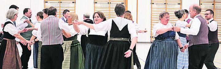 Die Teilnehmenden übten ein Wochende lang zahlreiche Aargauer Tänze. Bild: zg