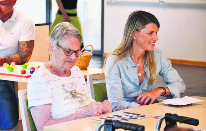 Eine aufmerksame Mitspielende wird von einer motivierten Sika-Angestellten unterstützt. Bilder: as