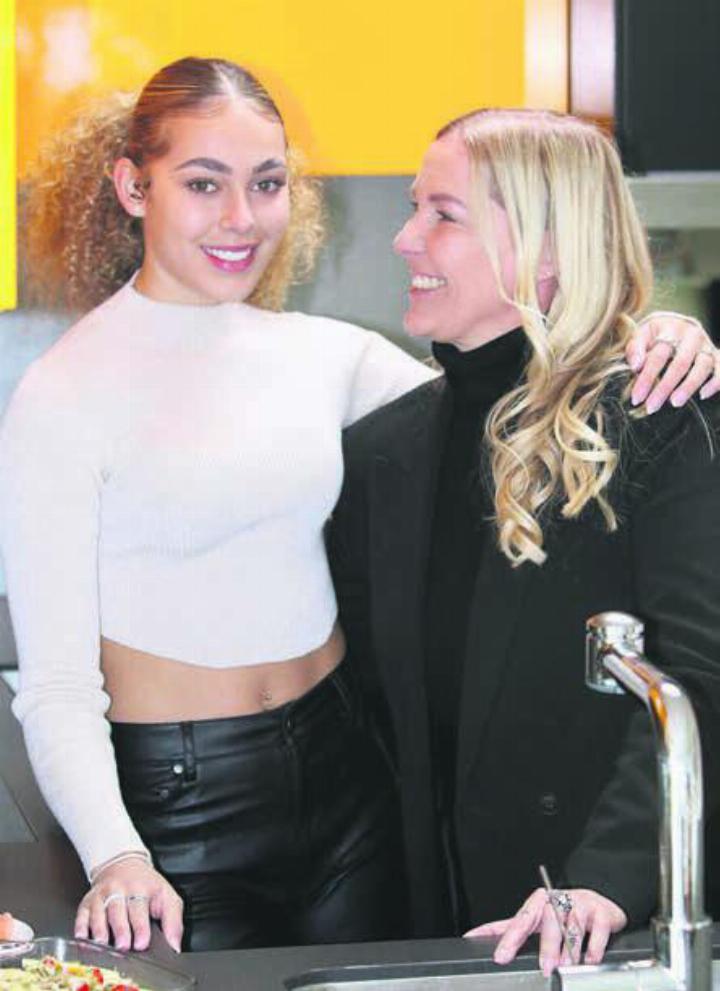 Tochter und Fussballerin Alayah Pilgrim mit ihrer Mutter und grösstem Fan Tanja Pilgrim. Bilder: Stefan Sprenger / zg