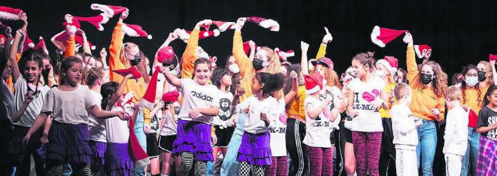Mit Begeisterung für die Show: Tänzerinnen und Tänzer vom Tanzlade Wohlen. Bild: Dedwen Media