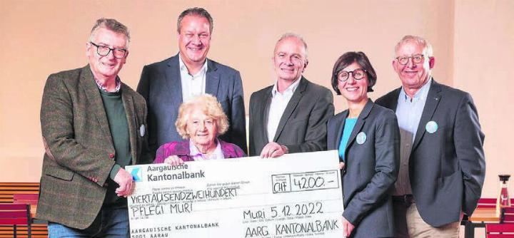Die Spendenübergabe, von links: Thomas Wernli, scheidender Direktor, Maria Vollenweider, Pflegi-Bewohnerin, Michael Wertli, Regionalleiter AKB Wohlen, Thomas Suter, AKB Muri, Margit Schneider, neue Direktorin, und Franz Hold, Präsident Verein Pflegi Muri. Bild: zg