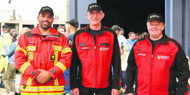 Rolf Furrer (Mitte) an seiner letzten Feuerwehrhauptübung als Kommandant. Er gibt die Verantwortung für die Regio-Feuerwehr Freiamt-Mitte an Seppi Schönenberg (rechts) weiter. Vizekommandant wird Lukas Weibel (links). Bild: Archiv