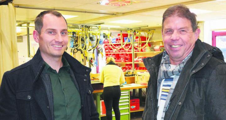 Michael Stierli (links) und René Brachs glauben fest daran, dass die Bracolux Leuchten AG noch viele Jahre Leuchten verkaufen wird. Bild: Roger Wetli
