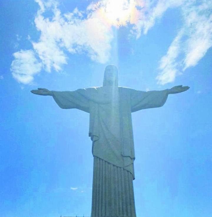 Piu war im Januar dieses Jahres in seiner Heimat Brasilien. Auf seiner Reise machte er halt bei der eindrücklichen und weltbekannten Statue «Cristo Redentor» (Christus, der Erlöser) in Rio de Janeiro. Bild: Piu