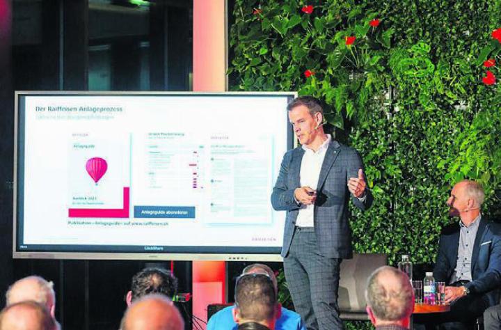 Christoph Kuhn, Leiter Vermögensverwaltung der Raiffeisen Schweiz, gab einen Einblick in das Handwerk eines Portfoliomanagers. Bild: pd