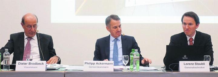 Gemeindeammann Philipp Ackermann (Mitte) führt souverän durch die «Gmeind». Diskussion gibt es nur bei der BNO. Bild: Susanne Schild