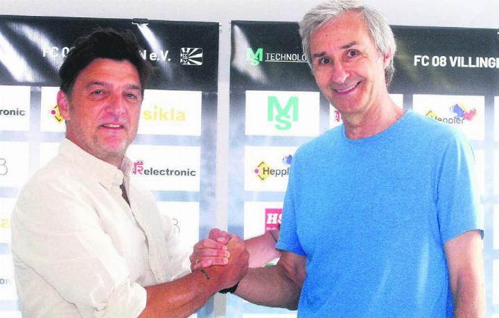 FC-08-Sportvorstand Denis Stogiannidis (links) begrüsst Ryszard Komornicki im Schwarzwald. Bild: zg