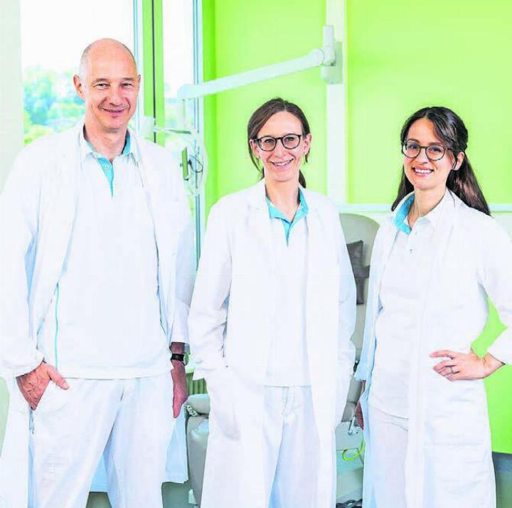 Bieten zusammen mit den pflegenden Mitarbeitenden der Tagesklinik ein um fassendes onkologisches Angebot für die Region Muri an: Andreas Erdmann, Leitender Arzt Onkologie/Hämatologie am Standort Muri; Domenika Plüss, Oberärztin Onkologie/Hämatologie; Virginia Ghisla, Assistenzärztin Onkologie/Hämatologie. Bild: zg