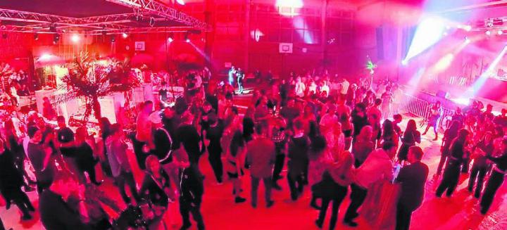 Das Berikerhus füllt sich langsam: Bereits am frühen Abend ist die Stimmung gut. Bild: zg