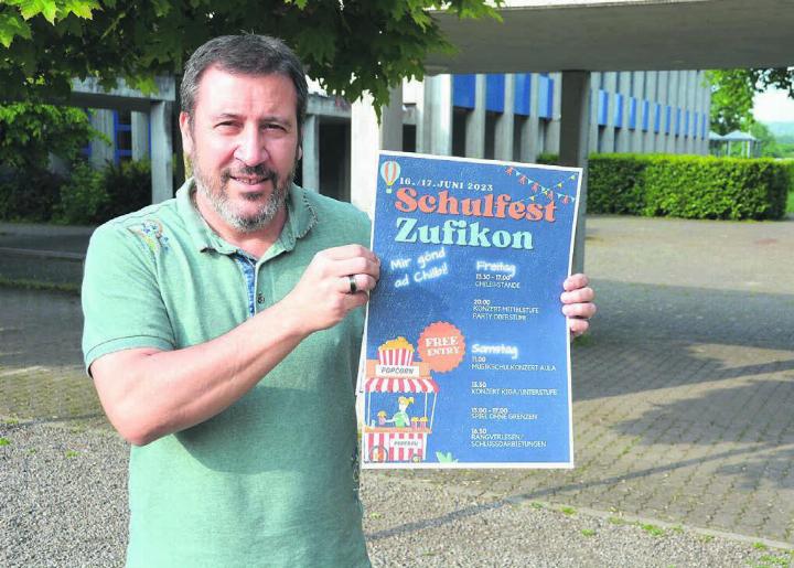 Schulleiter Giovanni Soricelli ist froh, dass jetzt noch alle Schüler in den Genuss eines grossen Festes kommen. Bild: Roger Wetli