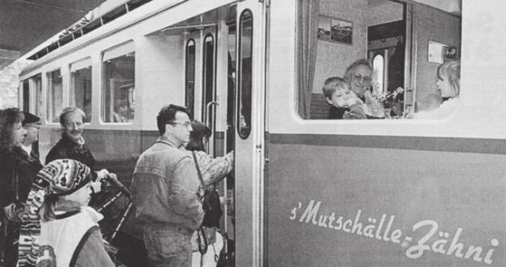 Zahlreich nutzte die Bevölkerung die Gelegenheit, um mit dem neuen «Mutschälle Zähni» eine erste Fahrt zu unternehmen. Bild: Archiv