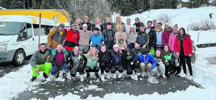 Gruppenbild im Schnee: Die Turnerinnen und Turner des TV Merenschwand. Bild: zg