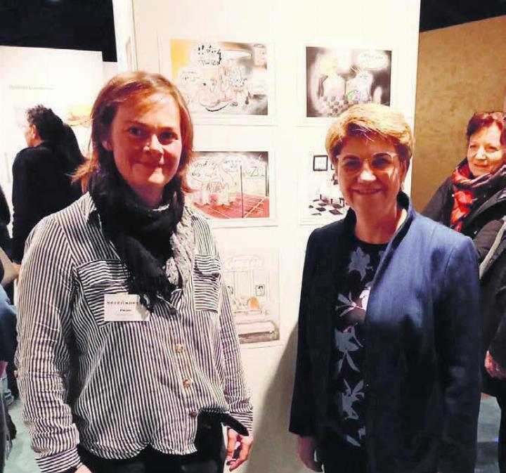 Nach Briefkontakt nun das erste kurze Treffen. Esther Sorg und Bundesrätin Viola Amherd vor dem Stand der Karikaturistin dieser Zeitung.