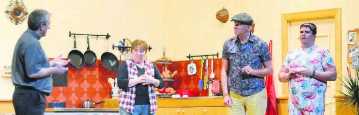 Die Bäuerin Barbara Mosismann (gespielt von Helen Wallimann) hat mit allerlei Gestalten zu tun. Bild: Roger Wetli