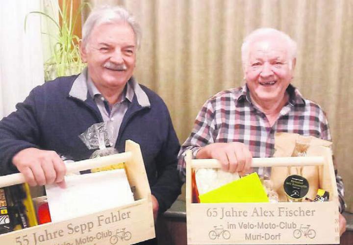 Die zwei Langjährigsten: Sepp Fahler (links) ist seit 55 Jahren Teil des Velo-Moto-Clubs, Alex Fischer gar seit 65 Jahren. Bild: zg