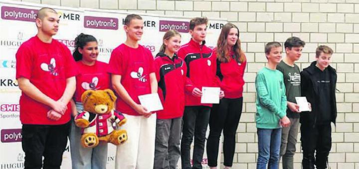 Die Murianer lachen von zuoberst auf dem Podest. Die U17-Gruppe mit Tina Risi, Dominik Koch und Bigna Braig (von links). Bild: zg