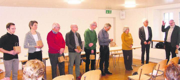 Autoren der Neujahrsblätter unter sich (von links): Patrick Züst, Maja Mattes-Schaufelbühl, Peter Hausherr, Claudio Scalmazzi, Alexander Spillmann, Reto Jäger, Lis Glavas und Georges Hartmeier werden von Präsident Fridolin Kurmann (ganz rechts) gewürdigt. Bild: Vincenz Brunner