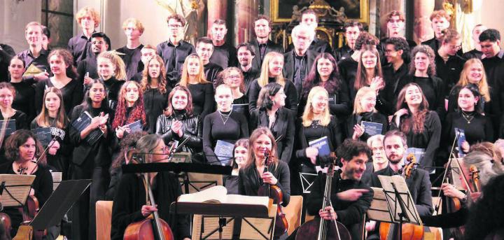Die Sängerinnen und Sänger des Kantichors freuen sich mit dem Orchester über den gelungenen Auftritt. Bilder: Monica Rast