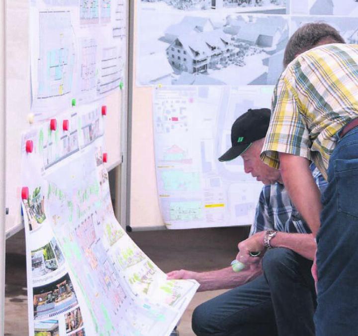 Die drei Projektentwürfe der Architekten stiessen bei den Ortsbürgern auf grosses Interesse. Bild: sab