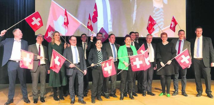 Fahnenschwingend ins Wahljahr: Die Nationalratskandidierenden der SVP Aargau, darunter Christoph Hagenbuch (2. von rechts) und Andreas Glarner (4. von rechts). Bild: pd