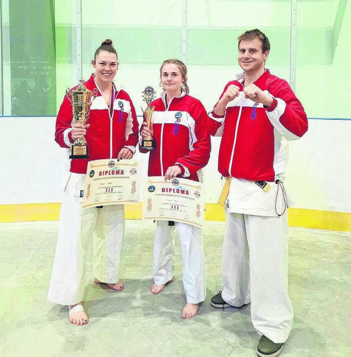 Angela Felber (links) und Simena Moos konnten an der Europameisterschaft jeweils eine Bronzemedaille gewinnen. Für David Wyss vom Karate-Club Anglikon war es das erste grössere internationale Turnier. Bild: zg