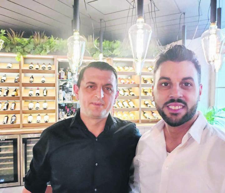Nexhat Asllani und Alfredo Castiglione servieren ihre Pizzas und sonstigen Köstlichkeiten neu in der Marktgasse. Bild: Marco Huwyler