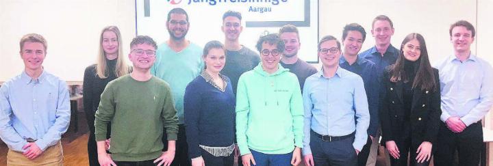 Die Kandidierenden der Jungfreisinnigen (v. l.): Etienne Frey (Frick, Wahlkampfleiter), Syra Angliker (Lupfig), Lionel Zingg (Wohlen), Aldo Müntener (Wohlen), Anna Staub (Lenzburg), Oliver Meyer (Villmergen), Alessandro Giglio (Oeschgen), Christoph Schlienger (Hellikon), Michael Umbricht (Untersiggenthal), Tim Voser (Neuenhof), David Gabi (Brittnau), Evelyn Motschi (Oberrohrdorf), Juri Wildi (Schafisheim). Bild: pd