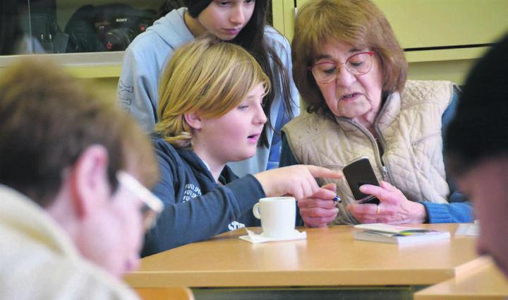 Fabian Ryffel und sieben weitere Zufiker Jugendliche unterstützen Seniorinnen und Senioren mit ihrem Smartphone-Wissen. Bild: Sabrina Salm
