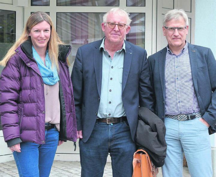 Dass der gemeinsame Weg der richtige ist, davon sind Irene Fleischlin, Direktionsassistentin der Pflegi, Franz Hold, Präsident Pflegi, und Daniel Räber, Stiftungsrat St. Martin und Vizepräsident Spitex (von links), überzeugt. Bild: Annemarie Keusch