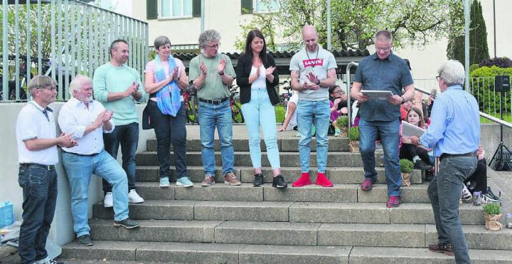 Gemeindeammann Erwin Gerber (rechts) bedankt sich bei den Mitgliedern der Baukommission.