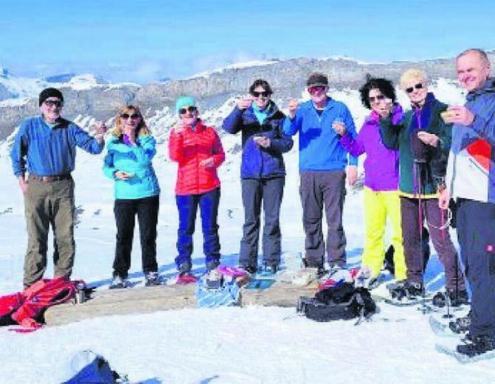 Die Teilnehmer der Schneeschuhwanderung erlebten einen fröhlichen Tag. Bild: zg