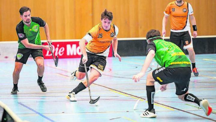 Der Mutscheller «Best Player» Manuel Helfenberger (in Orange) mit Zug aufs Tor. Bild: zg