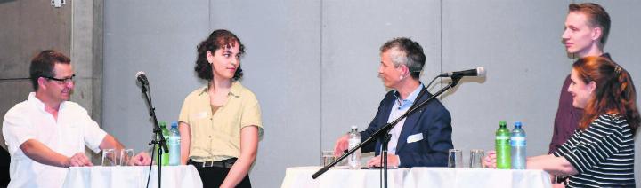 Vielfältige Diskussionsrunde (v.l.): Daniel Strub (CEO Spital Muri), Kanti-Schülerin Soraja Kaddur Rice, Moderator und Kanti-Rektor Matthias Angst, Doktorand Tobias Hildbrand und Nadja Galliker vom Ärztezentrum Wohlen. Bild: Daniel Marti