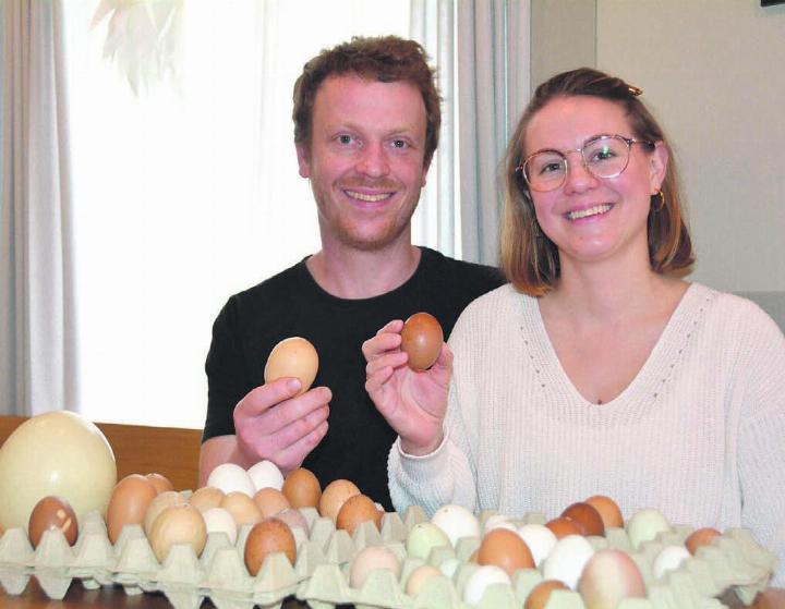 Andreas und Martina Hagenbuch haben viel Erfahrung mit dem Produkt Ei und sind davon begeistert. Bild: Sabrina Salm