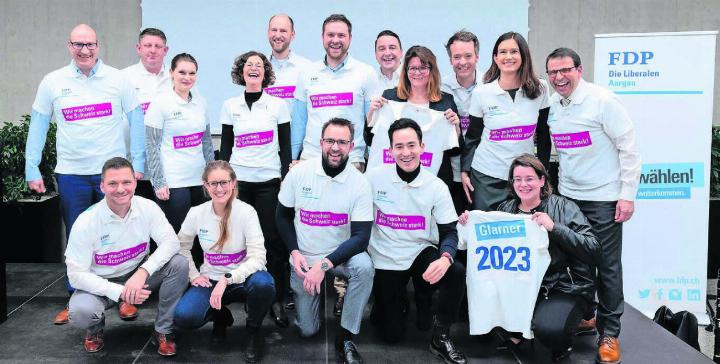 Die Kandidierenden der FDP-Hauptliste (hinten v.l.): Tobias Hottiger, Beat Käser, Anna Staub, Sabina Freiermuth, Martin Arnold, Adrian Meier, Bruno Tüscher, Claudia Hauser, Adrian Schoop, Maja Riniker, Matthias Jauslin – Vorne (v.l.): Beat Bechtold, Sheena Heinz, Titus Meier, Yannick Berner, Jeanine Glarner. Bilder: pd