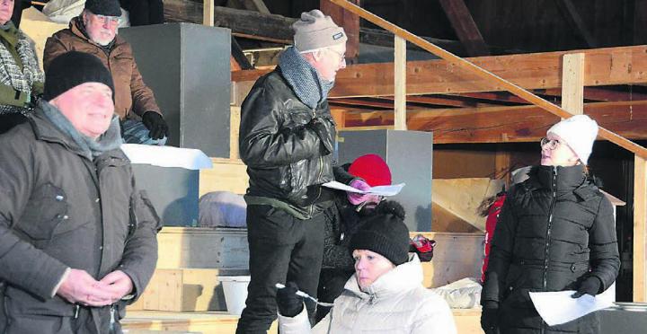 Der Villmerger Autor Paul Steinmann (Mitte) hat nicht nur die Mundartfassung geschrieben, er spielt selbst im Stück mit. Die Aufnahme stammt vom Probeweekend vor wenigen Wochen bei eisigen Temperaturen. Bild: Archiv