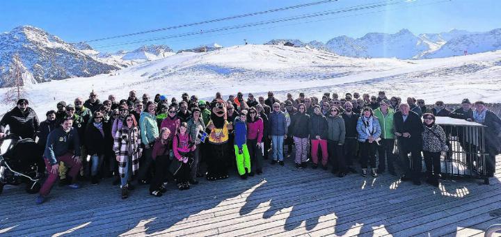 Die 100 Aargauerinnen und Aargauer – darunter viele Freiämter – am Aargauer Apéro in Arosa. Die Idee entstand 2018 und findet grossen Anklang. Bild: pd