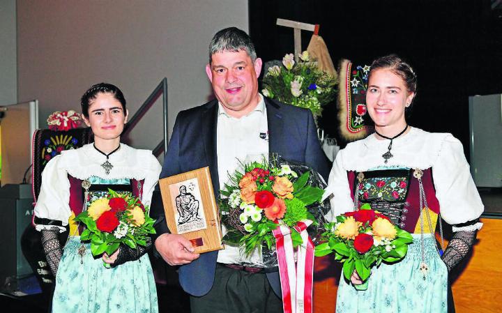 Magnus Döbeli freut sich zwischen den beiden Ehrendamen. Der Sarmenstorfer vom Schwingklub Freiamt ist neues Ehrenmitglied des ESV. Bild: August Köpfli