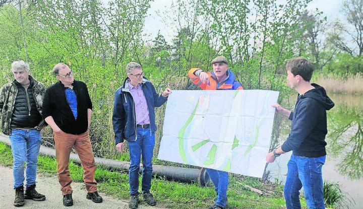 Der Projektverantwortliche Marco Kaufmann (orange) referiert an Ort und Stelle stolz über den erfolgreichen Abschluss des Reaktivierungsprojekts der Stillen Reuss. Bilder: Marco Huwyler