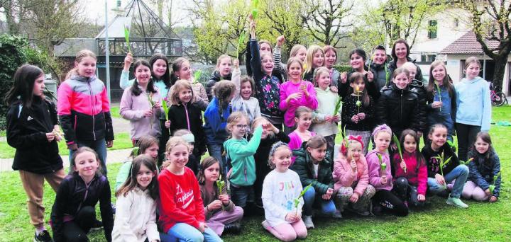 Die fröhliche Truppe war mit Christel Hell (hinten rechts) unterwegs. Bild: Bernadette Oswald