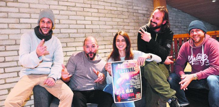 Sie veranstalten das «Tanz, Trank und Trompeten»-Festival: (v. l.) Olivier Magnin, Thomas Hafner, Sabrina Stadler, David Meier und Oliver Mauerer. Bild: Roger Wetli
