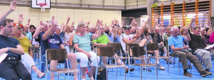 Die Mehrheit der Stimmberechtigten folgte bei allen Traktanden den Anträgen des Gemeinderates. Bild: rwi Die Mehrheit der Stimmberechtigten folgte bei allen Traktanden den Anträgen des Gemeinderates. Bild: rwi