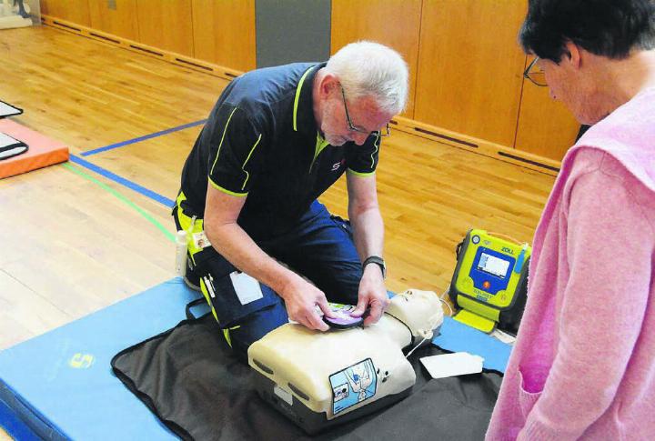 Samariterlehrer und Vorstandsmitglied Toni Gassmann demonstriert, wie ein AED-Gerät richtig eingesetzt wird. Das Gerät führt einen dabei Schritt für Schritt durch den gesamten Prozess. Bilder: Chregi Hansen / zg